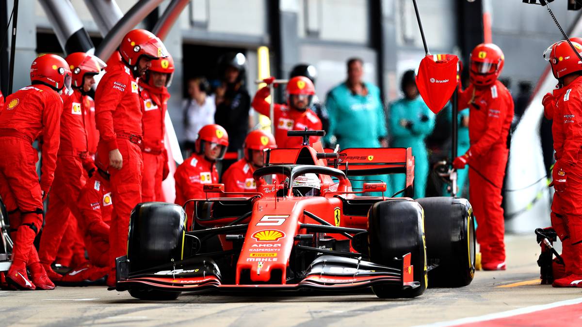 ENGLAND - Telegraph: "Sebastian Vettel wirkt wie ein Fahrer, der die Richtung verloren hat. Die Gerüchte über seinen frühen F1-Ausstieg werden immer lauter. Er ist nur noch eine blasse Kopie jenes Mannes, der vier WM-Titel mit Red Bull gewann. Lewis Hamilton schätzt einen glitzernden Lifestyle und Hollywood-Partys, aber nur hier in Silverstone fühlt er sich geliebt. Und hier war er wieder einmal eine Klasse für sich."
