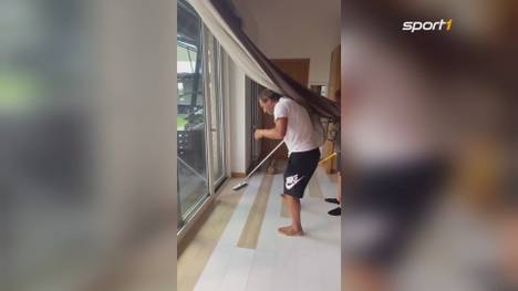 Francesco Totti hat ein winziges Problem: Eine Maus! Denn die versteckt sich in seinem Haus. Doch mit Geschick und vereinten Kräften kann das Nagetier nach minutenlangem Suchen dann doch gefunden werden.