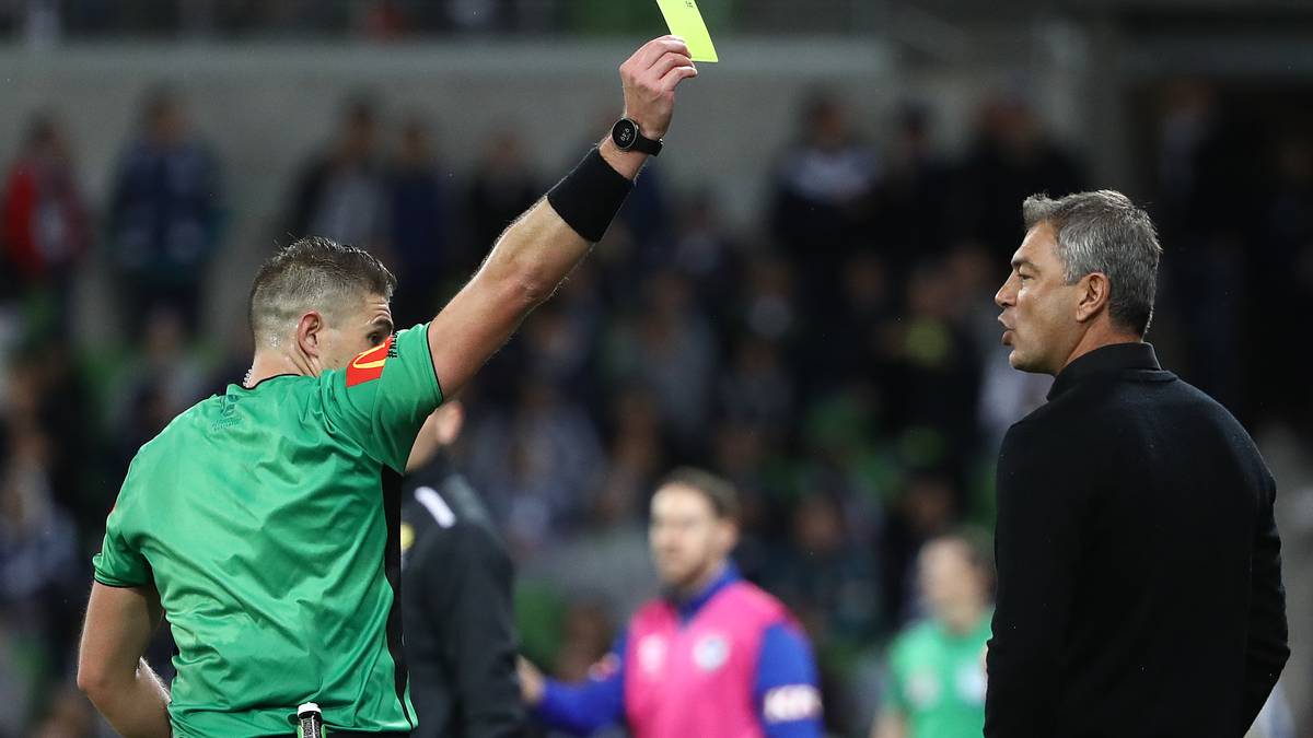 TRAINER: In Zukunft können Trainer und andere Offizielle, genau wie die Spieler, auch mit der Gelben und Roten Karte bestraft werden. Die Rote Karte ist dann gleichbedeutend mit dem bekannten Tribünenverweis. Kann der Schuldige nicht ausgemacht werden, erhält immer der Trainer stellvertretend die Strafe