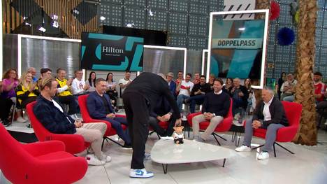 Doppelpass-Moderator Florian König will bei einer Phrase von Roman Weidenfeller Gnade vor Recht ergehen lassen - aber nicht mit Geldeintreiber Stefan Effenberg! Der ehemalige BVB-Torwart bekommt jedoch die Chance zur Revanche.