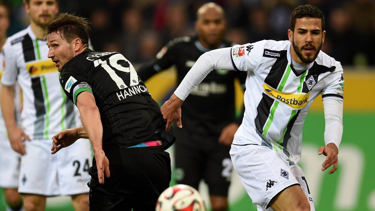 Alvaro Dominguez (r.) und sein Team übernehmen gegen Hannover und Christian Schulz von Beginn an das Kommando. 96 stellt sich sehr tief hinten rein