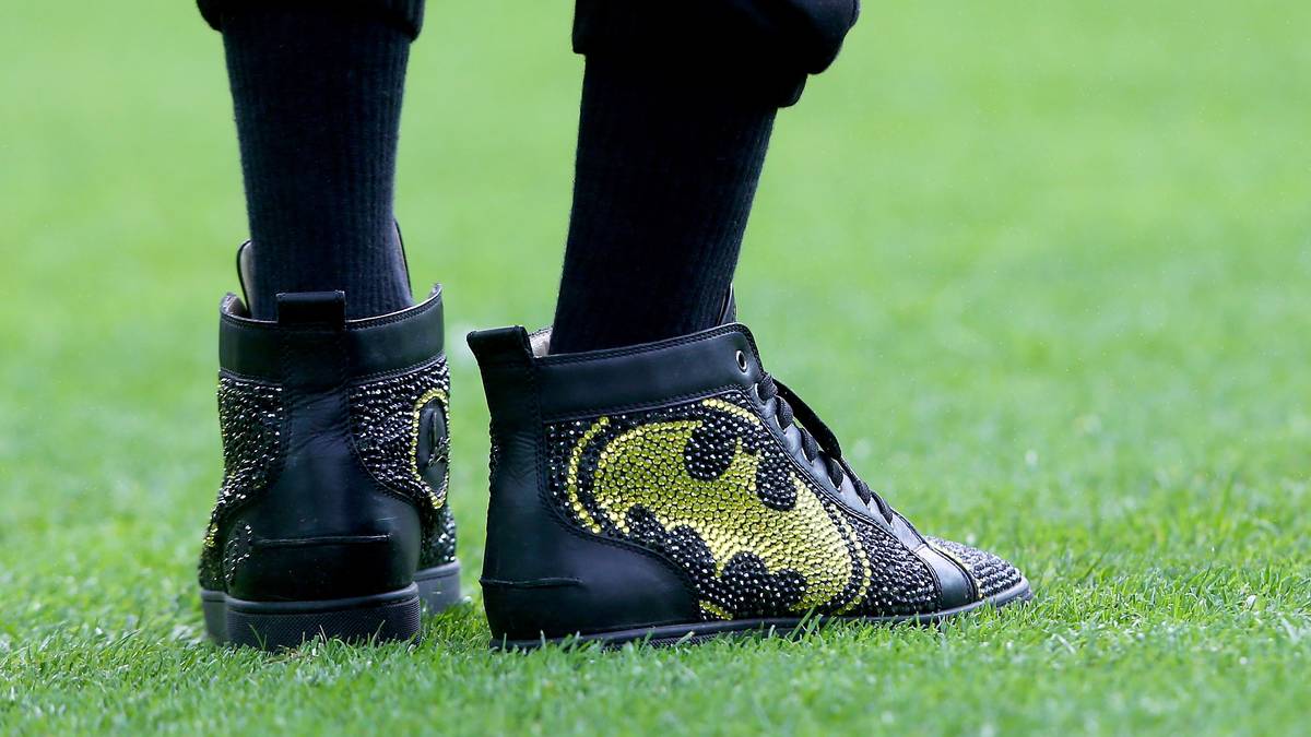 Mindestens genauso wichtig wie seine Haare sind Aubameyang seine Schuhe. Am Sonntag vor dem Derby gegen Schalke lief Auba mit einer neuen Kreation eines Schuhs im Batman Style auf
