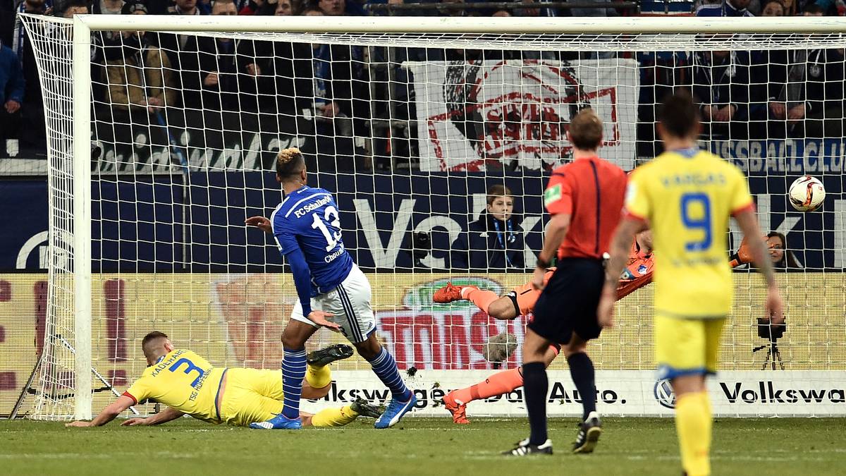 Zu Stevens' Pech ist Schalke nicht gewillt, Gastgeschenke zu verteilen. Eric Maxim Choupo-Moting (2.v.l.) bringt die Königsblauen in der ersten Hälfte in Führung...