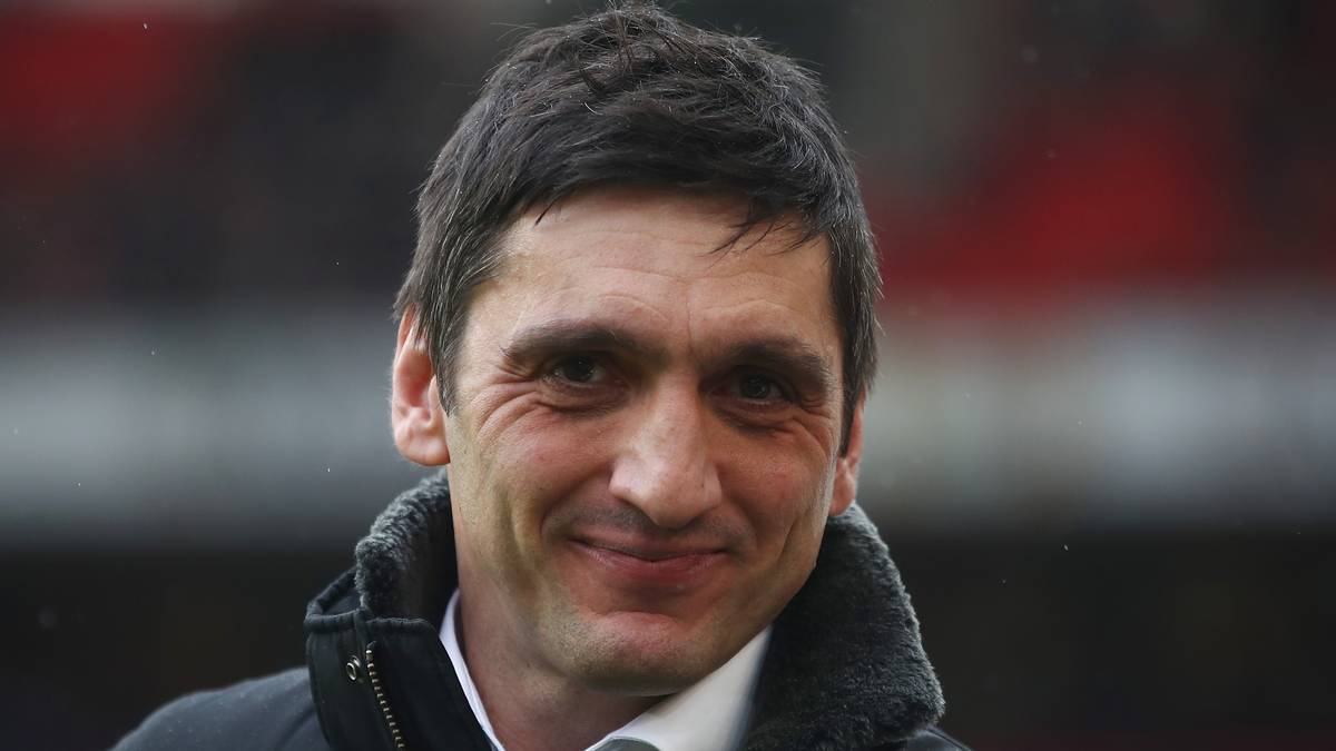 VfB-Trainer Tayfun Korkut empfängt mit seinem Team Borussia Mönchengladbach