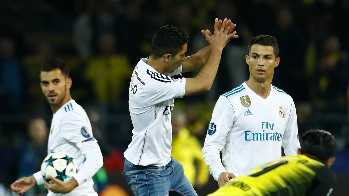 Auch ein Flitzer imitierte nach dem Spiel den typischen Ronaldo-Jubel