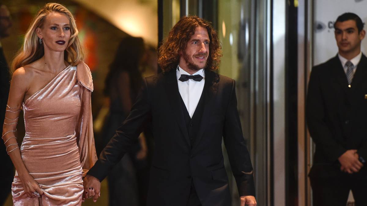 Auch Barca-Legende Carles Puyol kommt mit seiner Frau, um dem Brautpaar zu gratulieren 