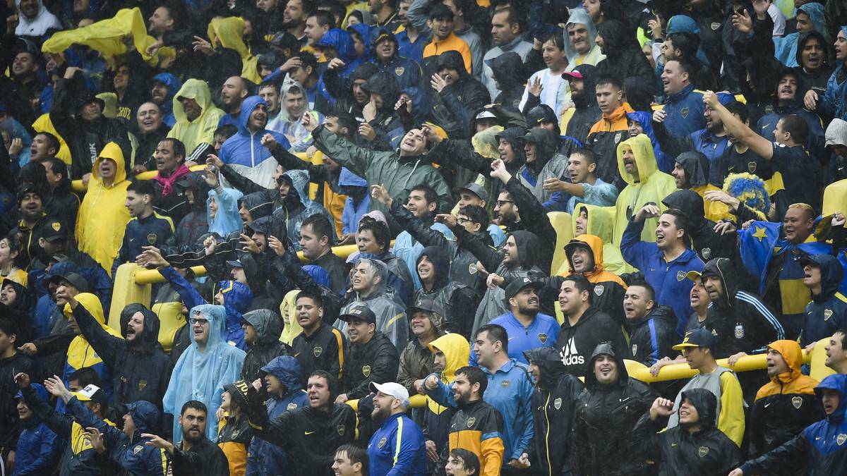 Einige Fans der Gastgeber waren trotz der Absage vor Ort - und trotzdem dem Wetter mit Gesängen