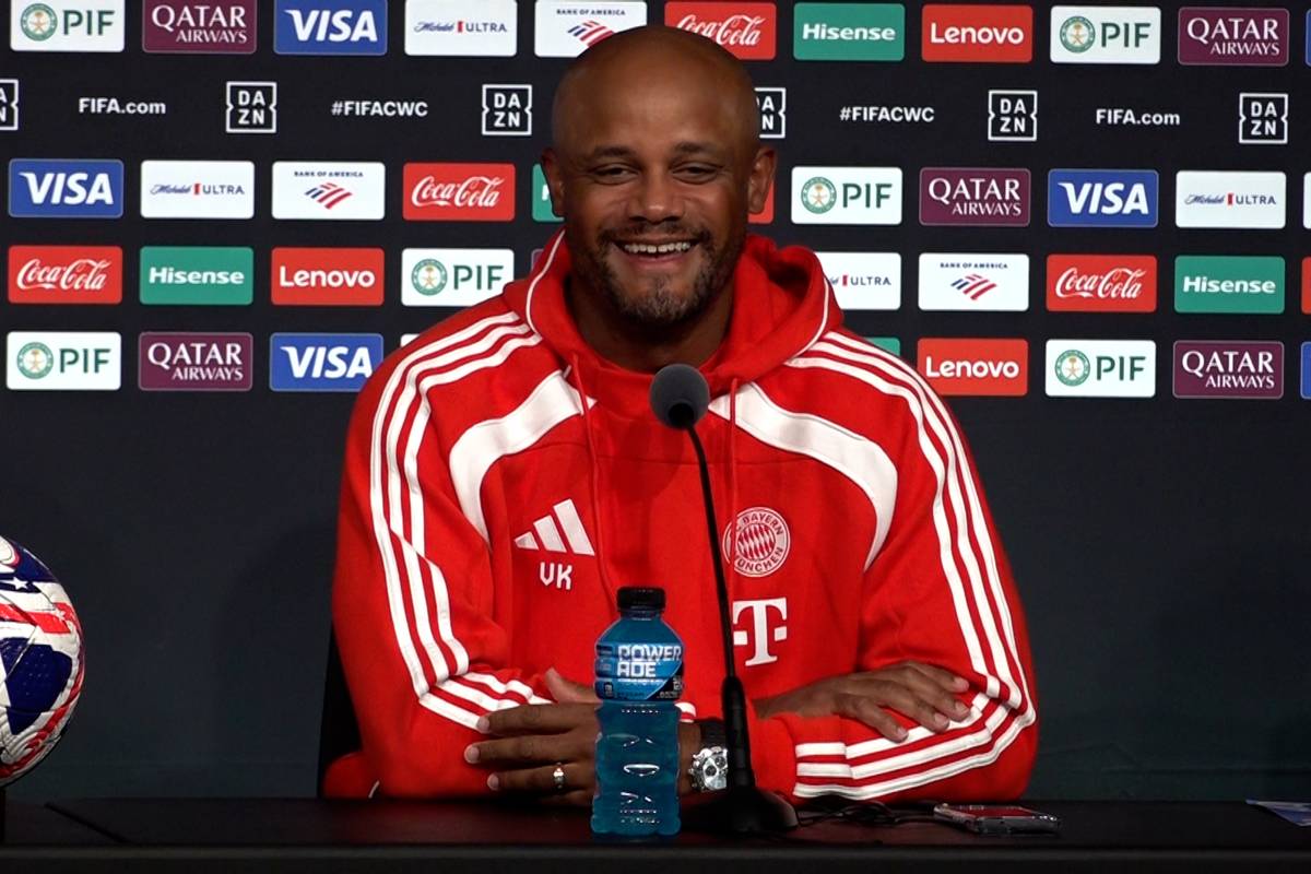 Bayerns Trainer Vincent Kompany wird vor dem Viertelfinal-Duell bei der Klub-WM mit Paris Saint-Germain auf seinen Bart angesprochen. Der Coach reagiert verlegen.