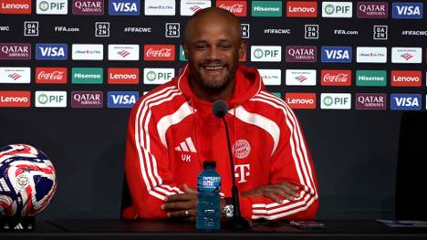 Bayerns Trainer Vincent Kompany wird vor dem Viertelfinal-Duell bei der Klub-WM mit Paris Saint-Germain auf seinen Bart angesprochen. Der Coach reagiert verlegen.