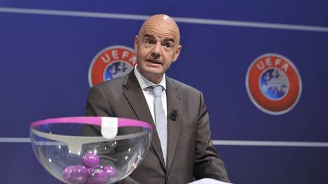 UEFA-Generalsekretär Gianni Infantino leitete die Auslosung