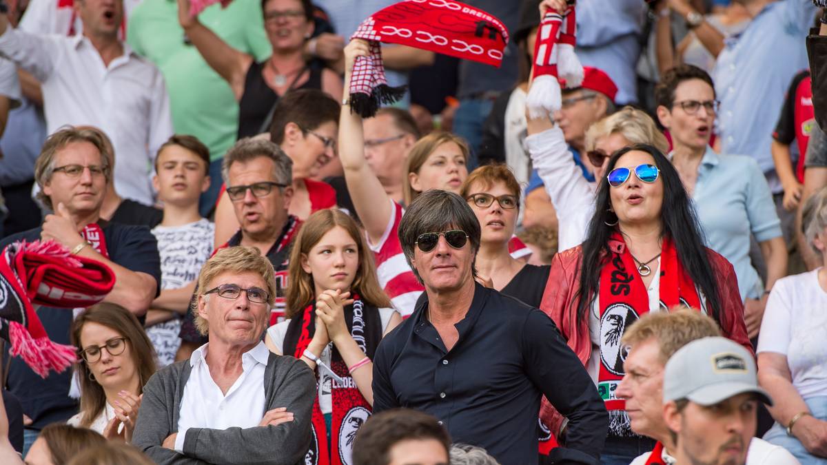 Die Breisgauer dominieren die bayerischen Schwaben, Höfler und Kleindienst beenden alle Abstiegssorgen. Das scheint auch Bundestrainer Joachim Löw auf der Tribüne zu gefallen
