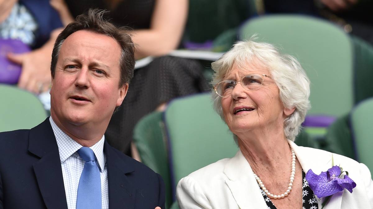 Wenn Angela Merkel bei der deutschen Fußballnationalmannschaft in die Kabine darf, wird Ex-Prime-Minister David Cameron ja wohl noch Lokalmatador Andy Murray in Wimbledon unterstützen dürfen. Of course, Sir!