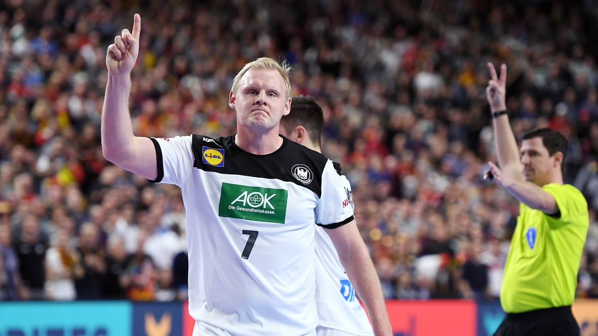 Der Abwehr-Hüne mit dem Spitznamen "Bamm Bamm", in Anlehnung an den Adoptivsohn von Barney Geröllheimer aus der Serie "Die Feuersteins", ist glücklich mit Ehefrau Fabienne verheiratet. Neben dem Feld ist er kaum aus der Ruhe zu bringen, außer man setzt Andreas Wolff neben ihn, wie Teamkollege Hendrik Pekeler verriet. Trinkt in der Pause immer Red Bull, um Energie zu gewinnen