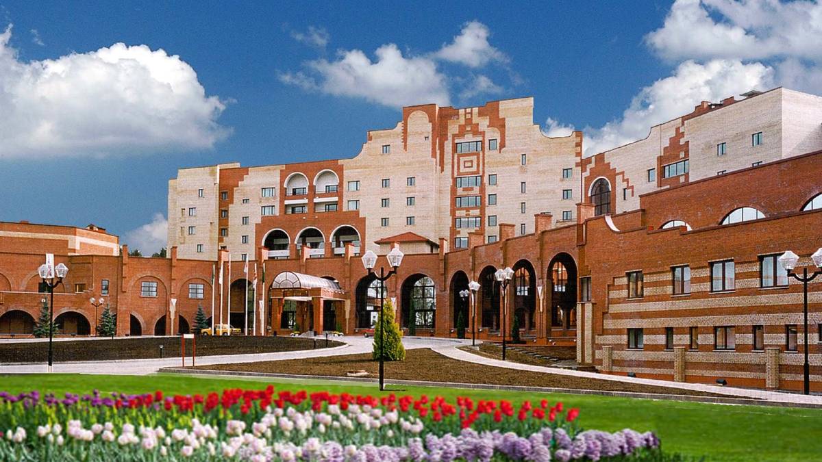 Von außen erinnert es ein wenig an ein Märchenschloss, innen ist es eine äußerst luxuriöse Residenz: das Quartier der deutschen Nationalmannschaft bei der WM in Russland. Der Weltmeister von 2014 kommt während des Turniers im Vatutinki Hotel unter. SPORT1 stellt die Unterkunft vor