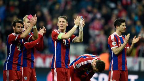 Spieler des FC Bayern bedanken sich nach einem Sieg bei den Fans