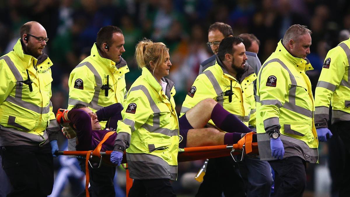 ... nicht mehr weiterspielen kann und mit einer Trage vom Feld gebracht werden muss. Für den 39-jährigen Routinier hütet nun Darren Randolph das Tor