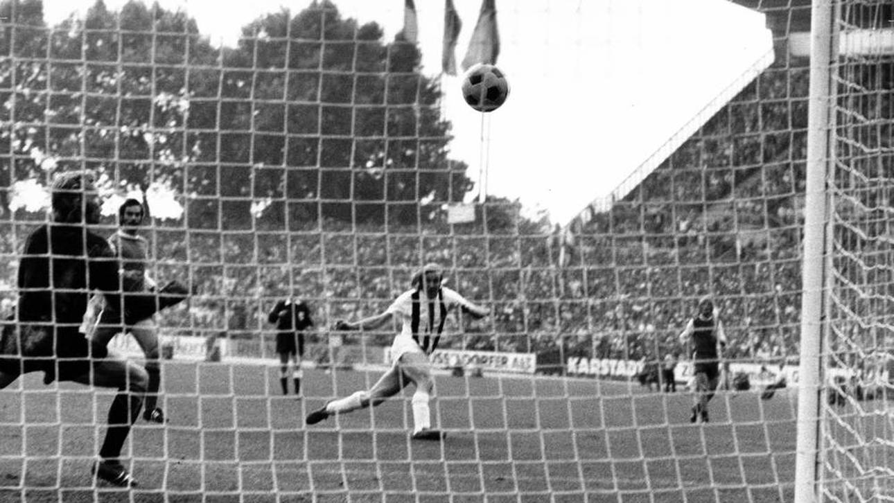 Günter Netzer trifft nach seiner eigenmächtigen Einwechslung zum 2:1 für Gladbach