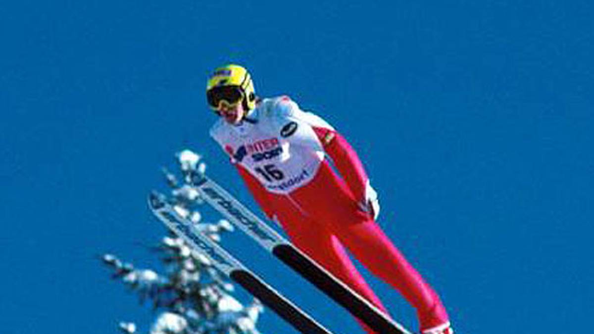 Jens Weißflog gewinnt in den 80ern ebenfalls zwei Mal die Tournee-Wertung. In den 90er-Jahren versucht der "Floh vom Fichtelberg", seine dritte Vierschanzentournee erst noch im Parallelstil zu gewinnen