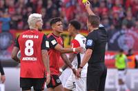 Nach dem 2:1-Sieg von Bayer Leverkusen gegen Eintracht Frankfurt wurde über keinen Akteur so sehr diskutiert, wie über Schiedsrichter Dr. Felix Brych. Auch die Runde im STAHLWERK Doppelpass verfällt in eine hitzige Diskussion. 