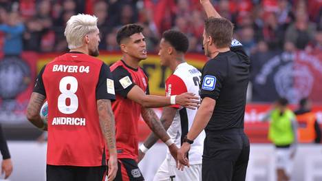 Nach dem 2:1-Sieg von Bayer Leverkusen gegen Eintracht Frankfurt wurde über keinen Akteur so sehr diskutiert, wie über Schiedsrichter Dr. Felix Brych. Auch die Runde im STAHLWERK Doppelpass verfällt in eine hitzige Diskussion. 