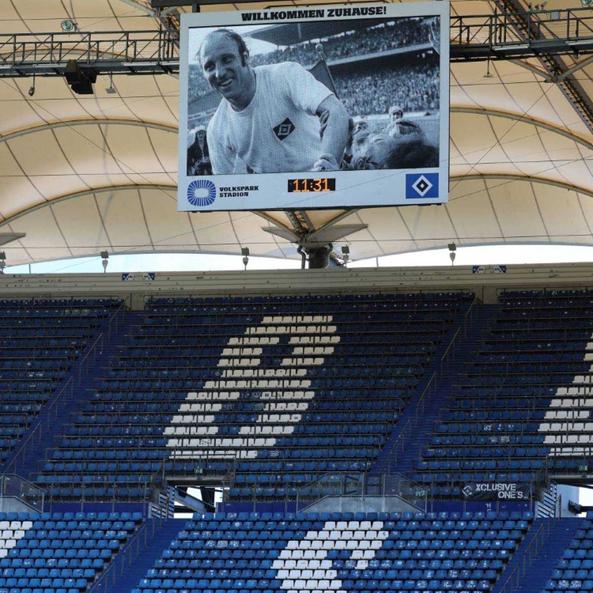 Im Hamburger Volksparkstadion verabschiedet sich Fußball-Deutschland von Uwe Seeler. Selbst Bundeskanzler Olaf Scholz nimmt an der bewegenden Trauerfeier teil.