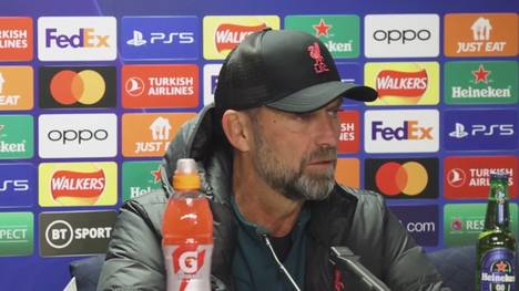 Nach dem 7:1-Sieg bei den Glasgow Rangers scherzt Liverpool-Trainer Jürgen Klopp über das Bier, das er und seine Mannschaft sich nach Auswärtsspielen genehmigen.