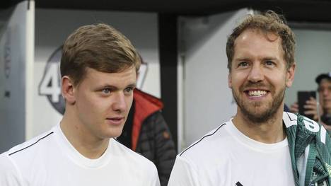 Mick Schumacher hat sich am Sonntag den Titel in der Formel 2 gesichert. Nun kann er sich seinem anstehenden Wechsel in die Formel 1 widmen, in der er auf Sebastian Vettel trifft. 