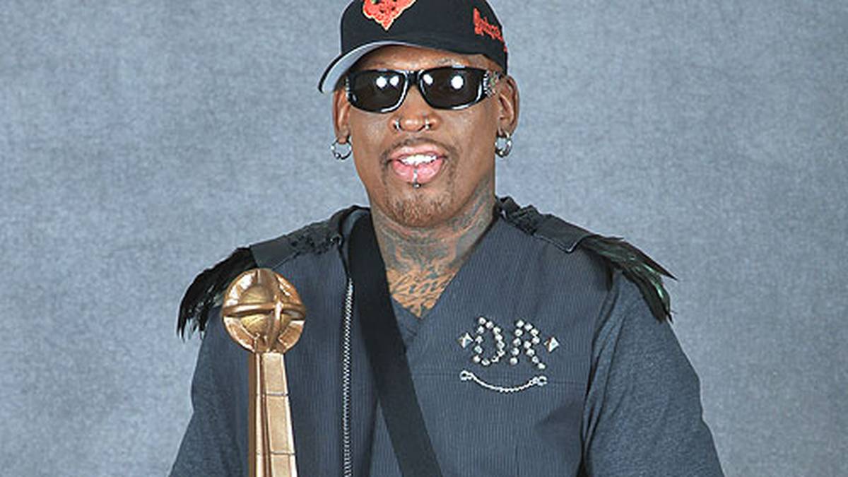 Stolz präsentiert Rodman die Trophäe, die nach dem Kanadier James Naismith benannt ist, der als Erfinder des Basketballs gilt