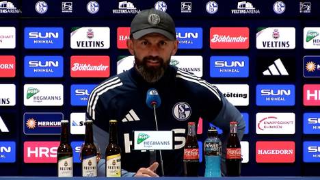 Auf der Pressekonferenz vor dem Zweitliga-Spiel gegen Preußen Münster reagiert S04-Trainer Miron Muslic auf eine Reporter-Frage sichtlich gereizt. 
