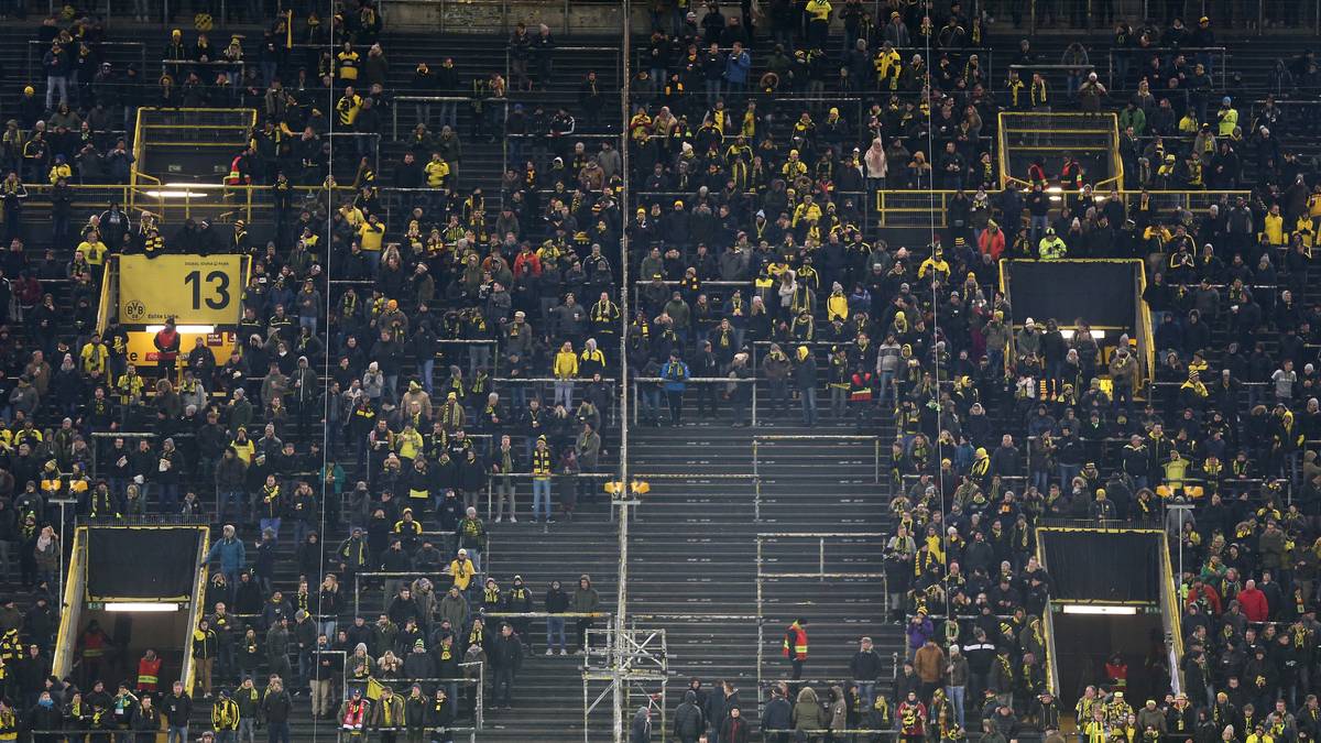 Besonders Aufsehen erregend: Der stumme Protest gegen die Einführung der Bundesliga-Montagsspiele 2017. Um ein Zeichen zu setzen, blieben zahlreiche Fans der ersten Montagspartie gegen Augsburg im Februar 2018 fern