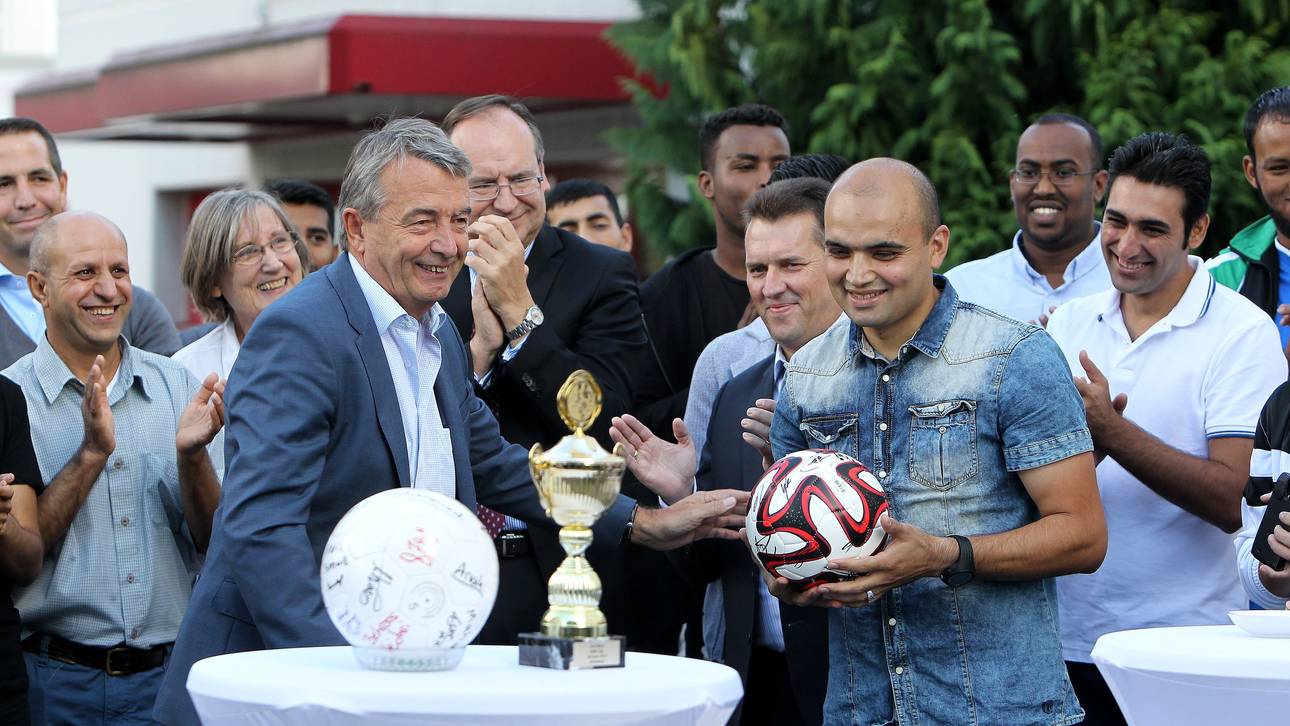 Niersbach lobt Flüchtlingshelfer