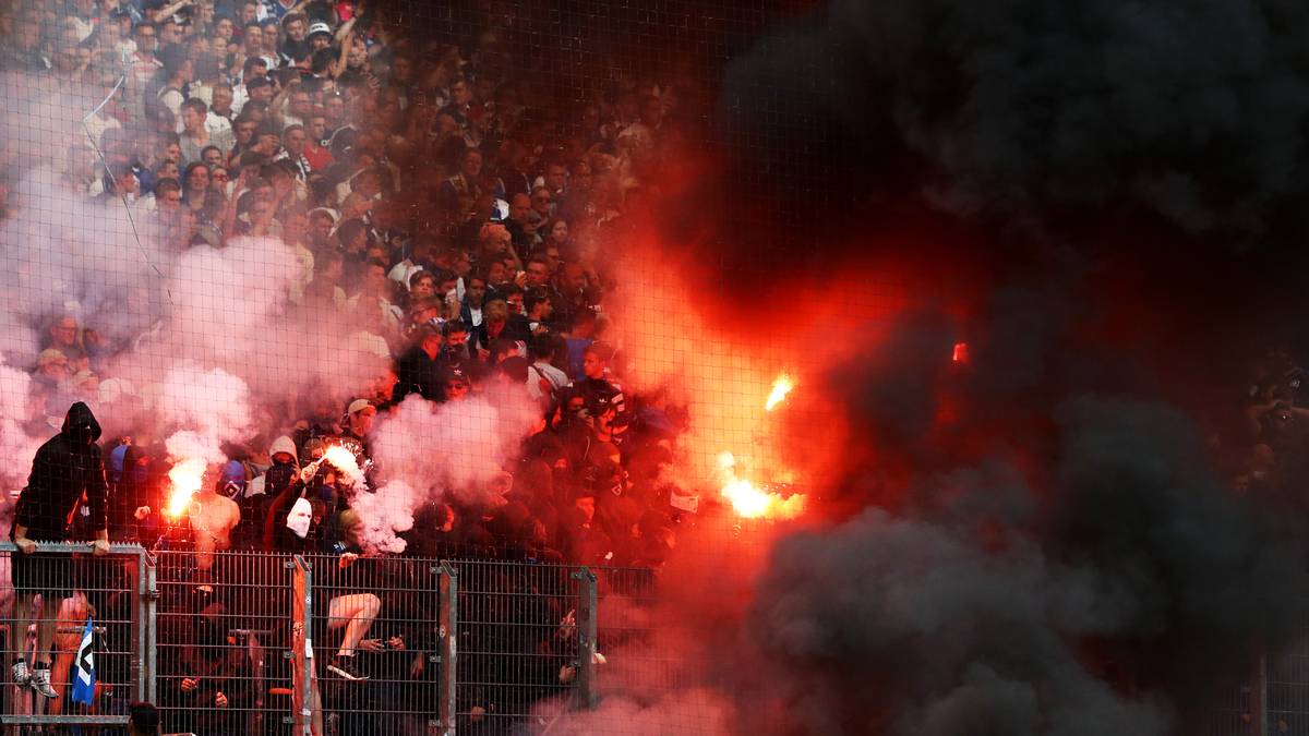 Dunkle Rauchschwaden verdecken den kompletten Hamburger Block