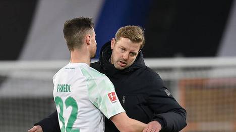 Marco Friedl (l., mit Florian Kohfeldt) sitzt gegen Bayern eine Gelb-Sperre ab