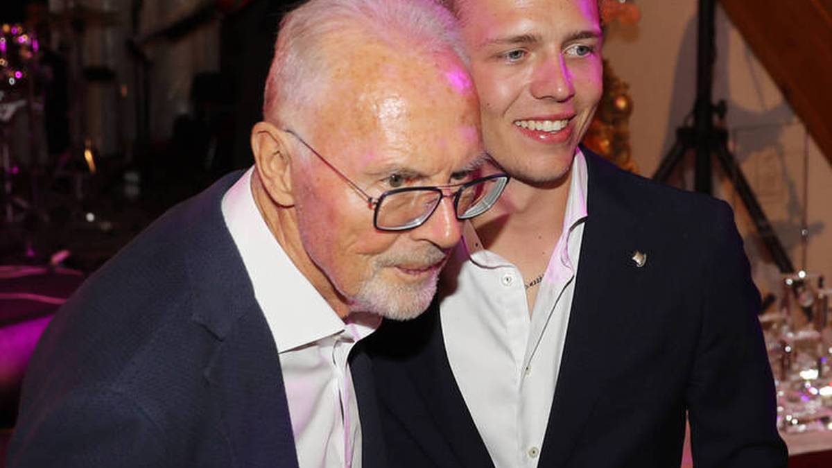Franz Beckenbauer (hier mit mit Sohn Joel) reist aus gesundheitlichen Gründen nicht zur WM nach Katar
