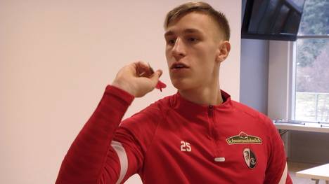 Die Brüder Nico und Keven Schlotterbeck verbindet nicht nur die Leidenschaft zum Fußball. Auch Darts steht gerne mal auf dem Sportprogramm der beiden Freiburg Spieler. 