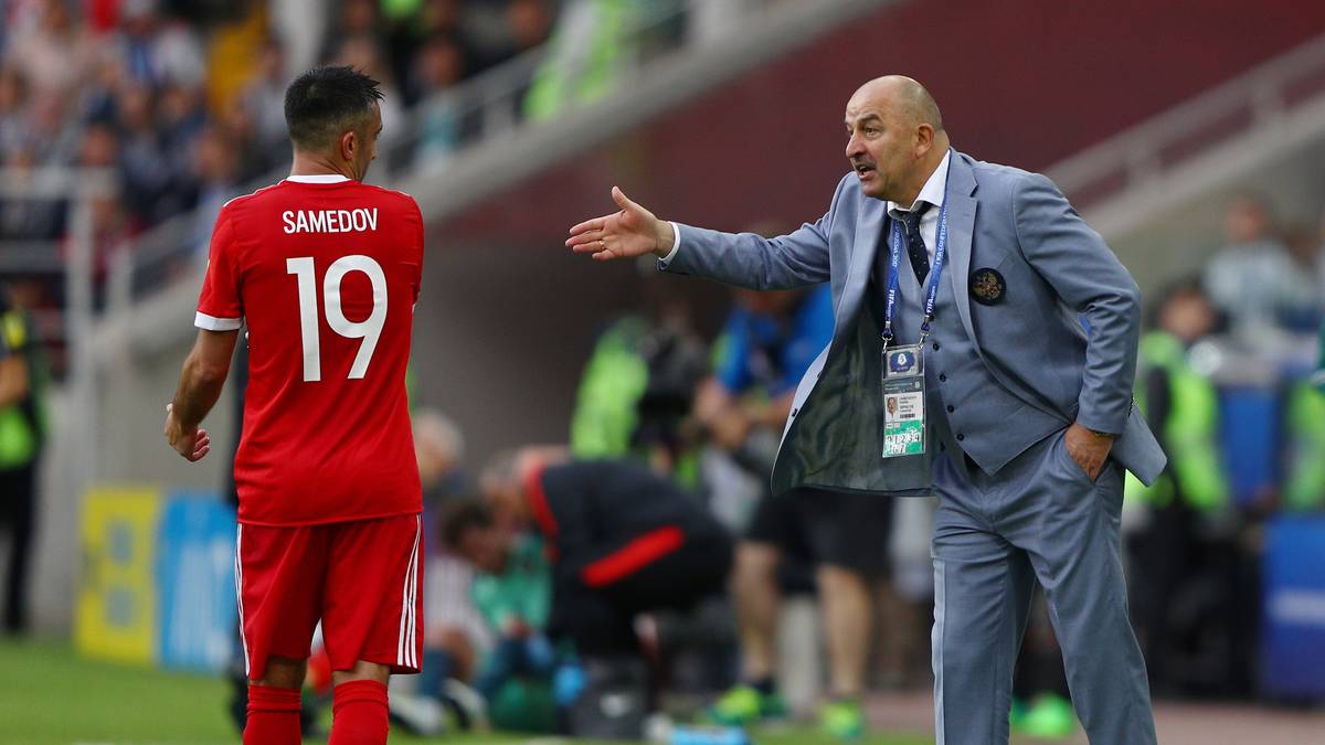 TOPF 1 - RUSSLAND (65/Gastgeber): Der Gastgeber ist natürlich direkt qualifiziert. Wie das Vorrunden-Aus bei der WM-Generalprobe Confed-Cup zeigt, hat das Team von Trainer Stanislaw Tschertschessow (r.) bis zum Beginn der Weltmeisterschaft aber noch viel Arbeit vor sich