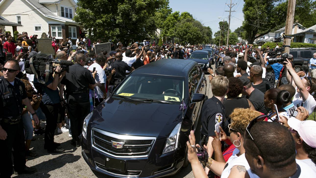 Zehntausende begleiten Alis Trauerzug