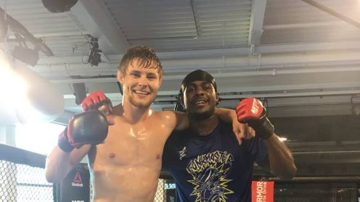 BRYCE MITCHELL: Es gibt Momente im Leben eines Mannes, die man nicht erleben muss. UFC-Kämpfer Bryce Mitchell verletzte sich beim Heimwerken schwer am Hoden. Er wollte ein Brett an der Decke anbringen und steckte die Bohrmaschine in den Hosenbund. Diese ging plötzlich los