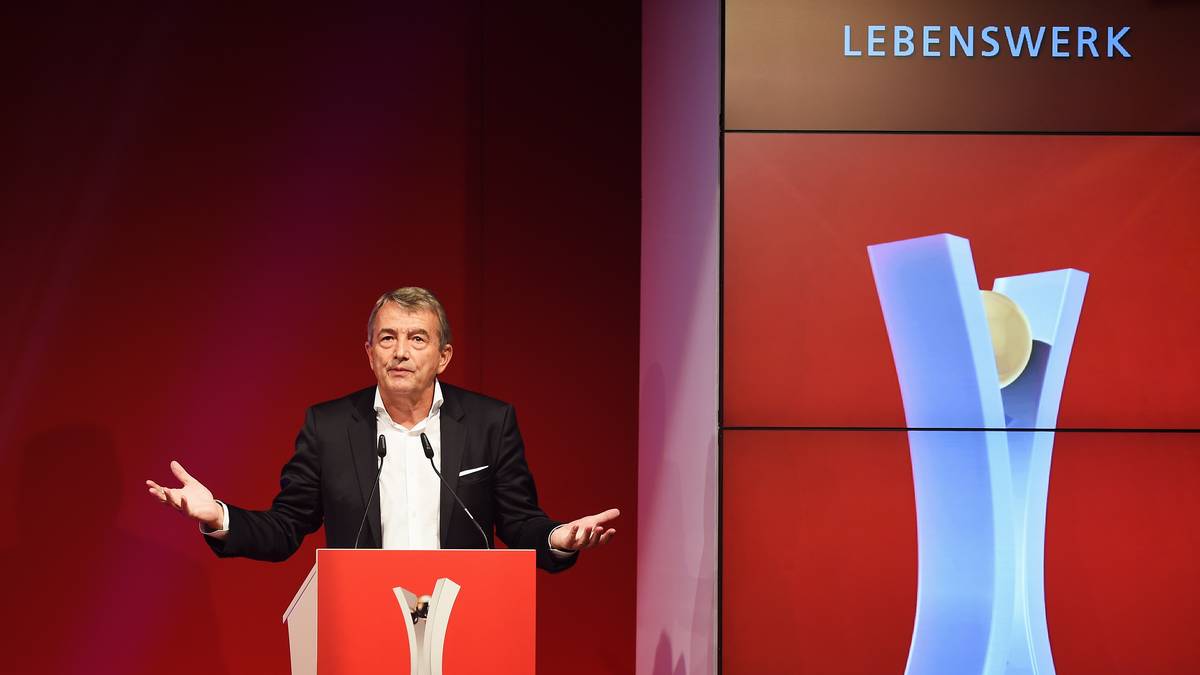 DFB-Präsident Wolfgang Niersbach hält die Laudatio für einen guten Freund