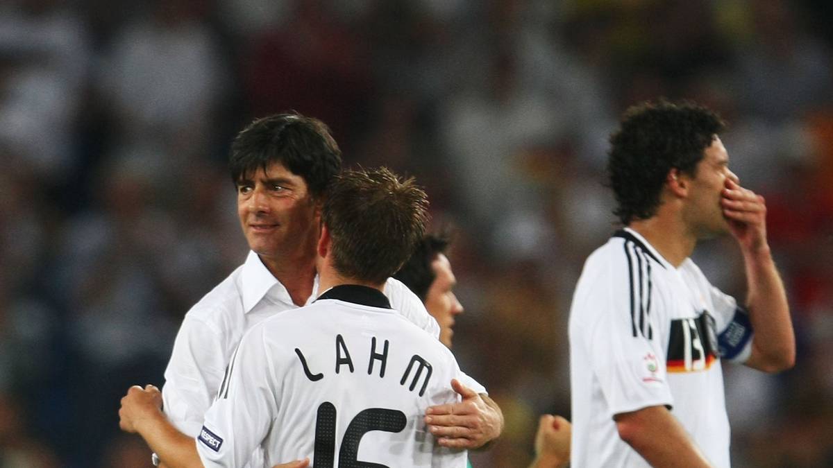 Was damals noch niemand ahnt: Sein Ausfall für das Turnier in Südafrika markiert gleichzeitig sein Ende als Capitano und Leitfigur im Nationalteam. Philpp Lahm wird in Ballacks Abwesenheit zum Kapitän ernannt 