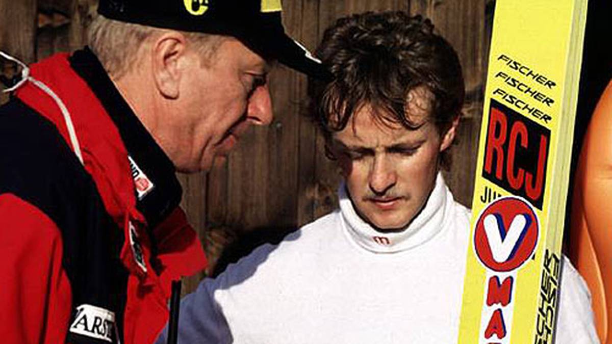 Der inzwischen verstorbene Skisprung-Trainer Reinhard Hess (l.) bespricht sich 1995 mit Schützling Weißflog