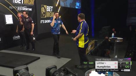 Luke Humphries verrechnet sich im Finale des letzten Spieltags der Premier League of Darts und überwirft sich. Er bekommt allerdings nochmal die Chance und checkt das Shanghai-Finish doch noch.