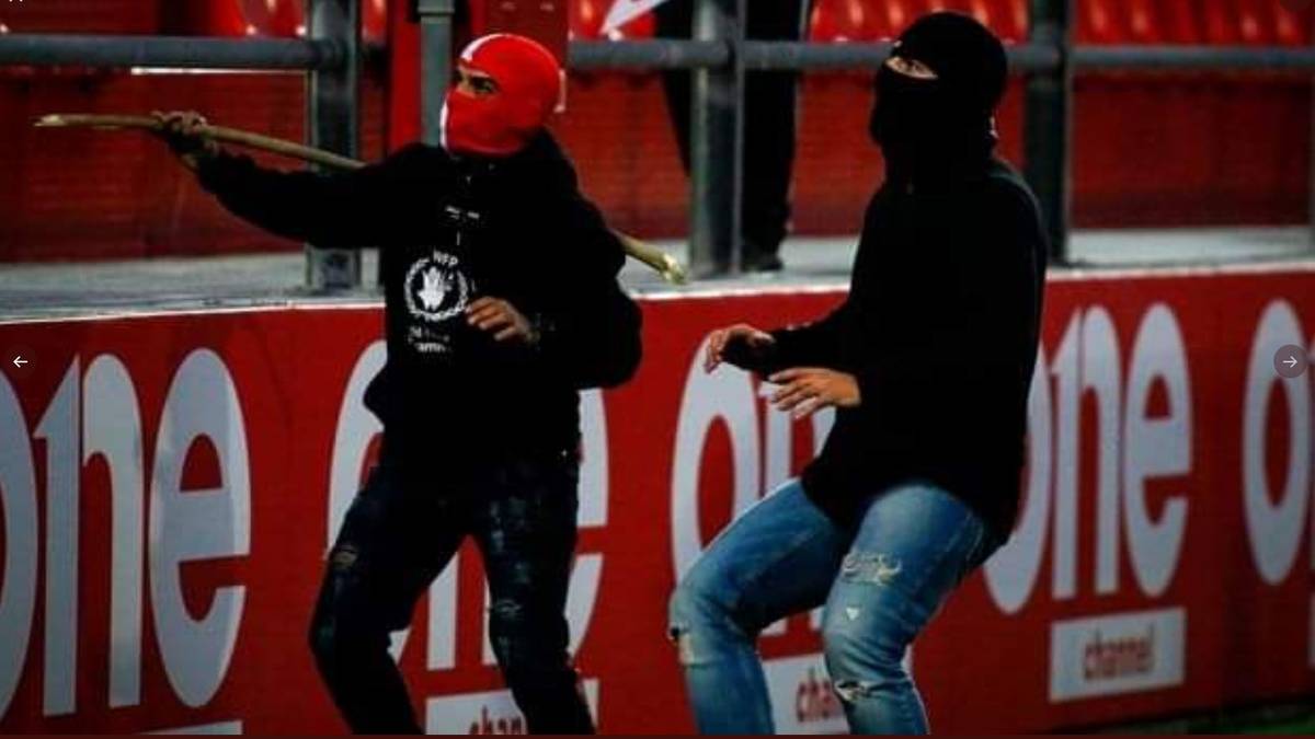 Vermummte Hooligans attackierten Bayern-Fans in Piräus