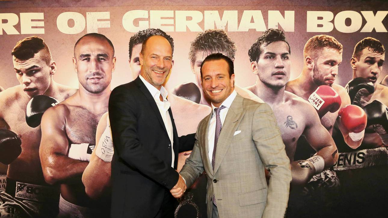 Constantin-Medien-Vorstand Olaf Schröder und Kalle Sauerland auf der Pressekonferenz in Hamburg.