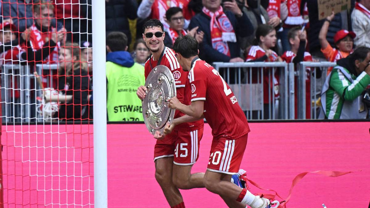 Aleksandar Pavlovic geht mit der Schale auf Reisen