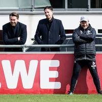 Die FIFA brummt dem 1. FC Köln eine Transfersperre auf - ohne Beweise für das angebliche Vergehen zu haben. Kölns Geschäftsführer reagiert stinksauer. 