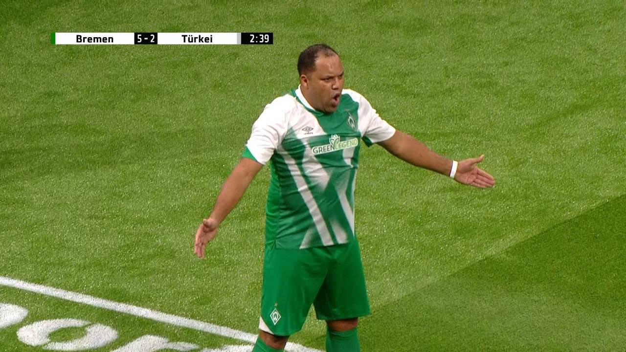 Hallenfußball aus Oldenburg: Werder-Bremen-Ikone Ailton vergibt Riesen-Chance