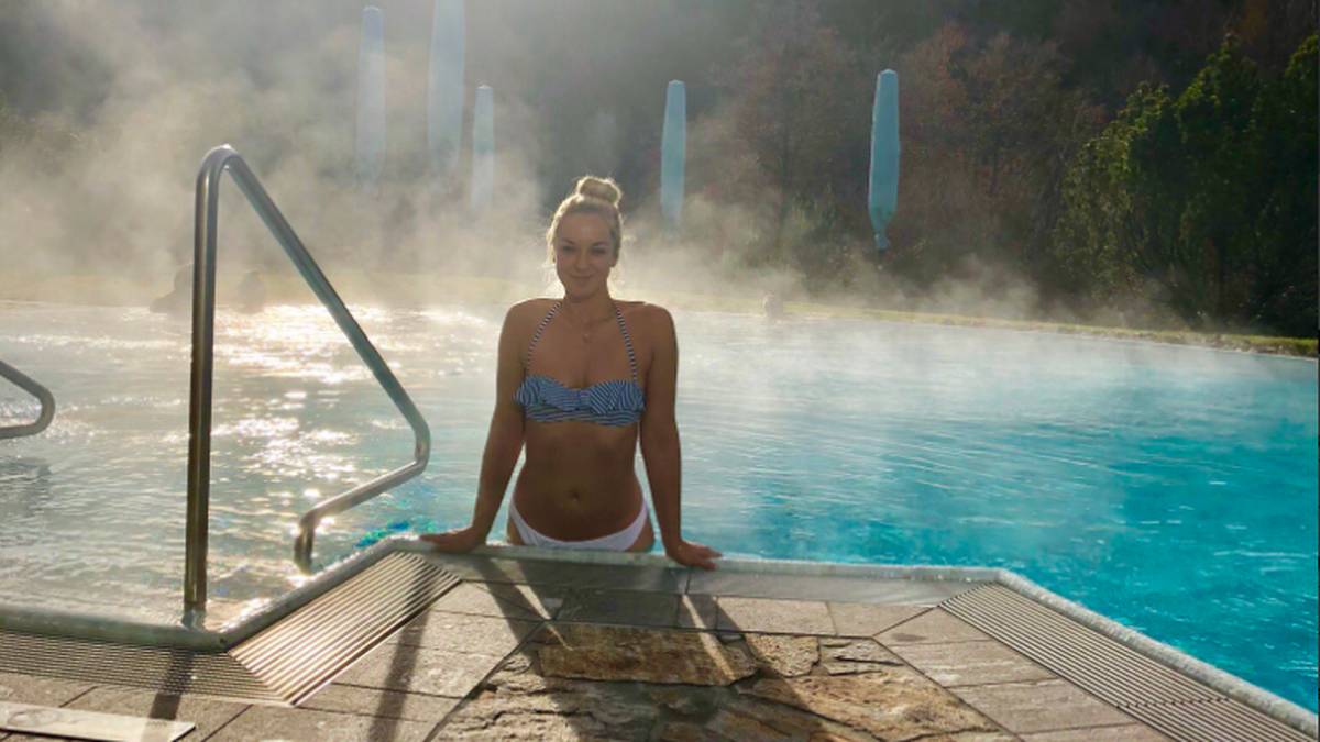 Auch für die deutschen Ladys ist Urlaub angesagt. Sabine Lisicki entspannt in den Bergen und legt im Außenbereich ihres Hotels eine Schwimmrunde ein