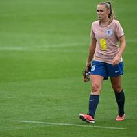 Englands Fußballerinnen lassen in der Nations League gegen die Niederlande Federn. Bayern-Spielerin Georgia Stanway ist wie ihre Kolleginnen mächtig bedient.