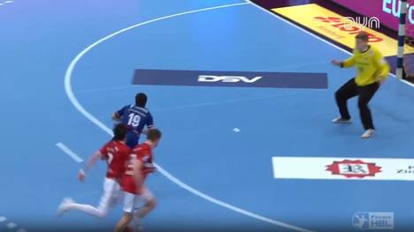 Spannung pur zwischen Hamburg und Bietigheim. Bis in die Schlusssekunden bleibt es spannend. Am Ende ist es aber eine Defensivaktion, die das Offensivspektakel entscheidet.